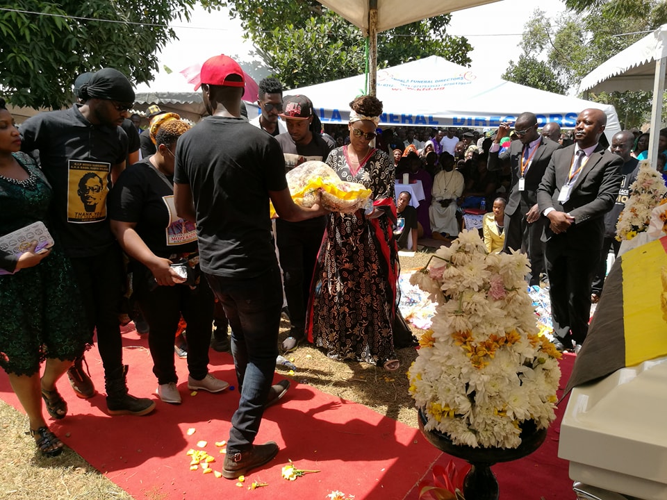 Juliana leads a group of artistes to lay a wreath on the casket of fallen colleague