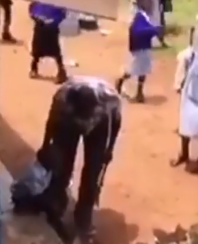 Taata Daniel Kibuye ng'abonereza omwana we