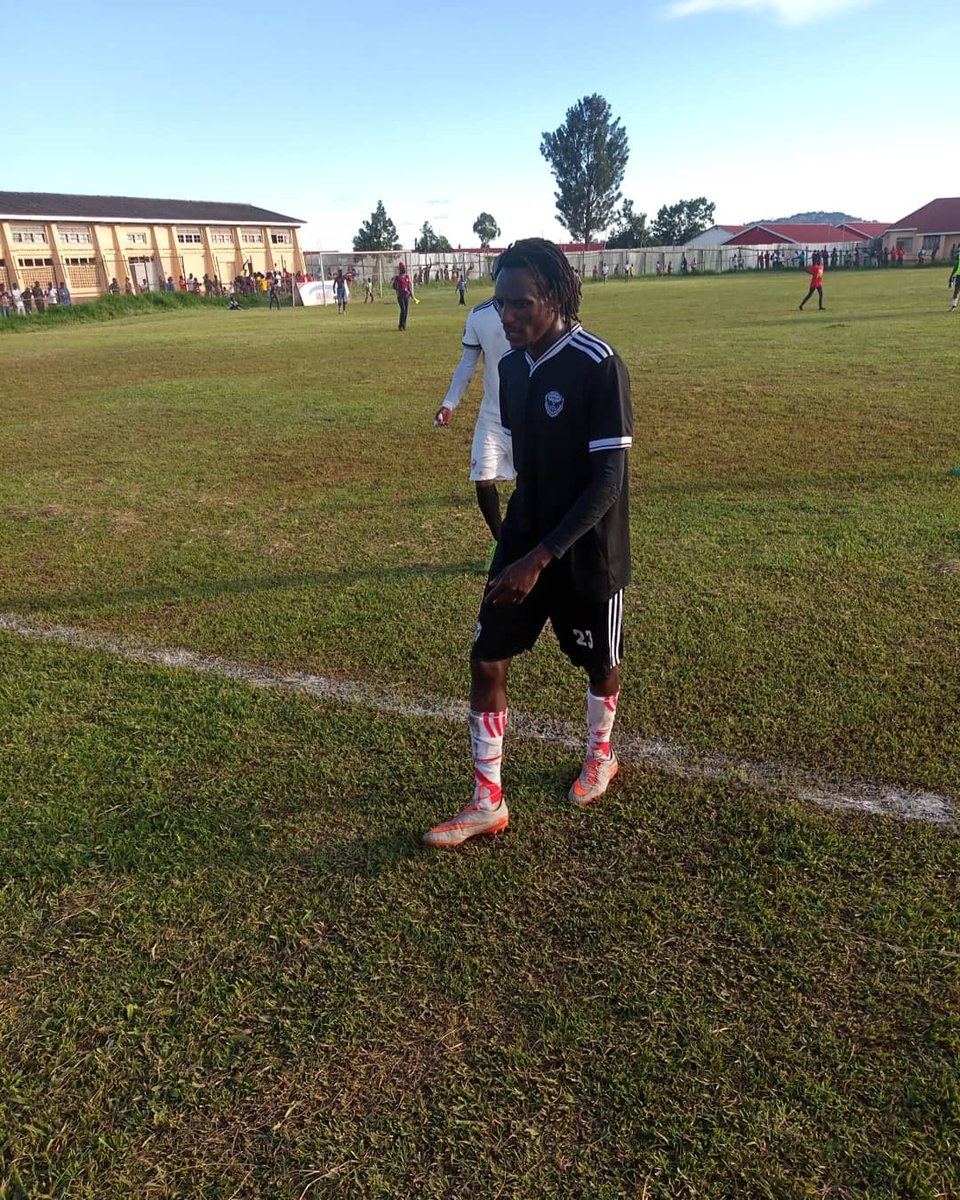 Star Express striker Michael Birungi saw himself with the goalkeeper but blasted the ball over the bar to deny his club crucial win