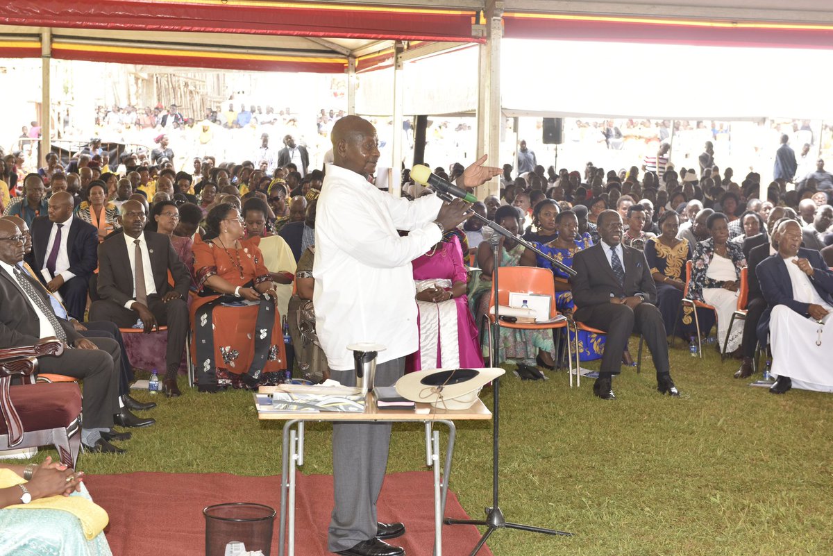 Pulezidenti Museveni ku mukolo