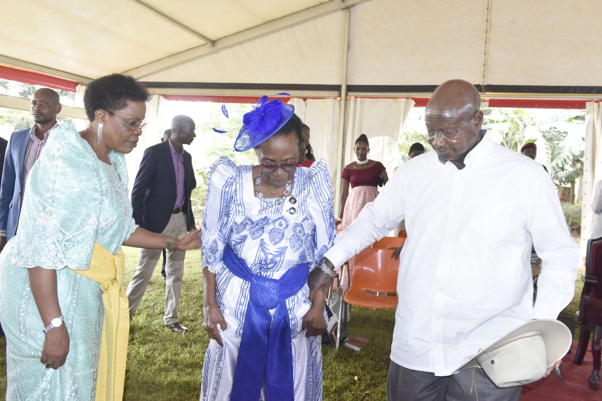 Minisita Beti Kamya, nnyina Margaret Kamya ne Pulezidenti Museveni