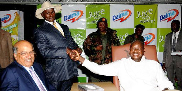 Pulezidenti Museveni ne Herbert Mendo