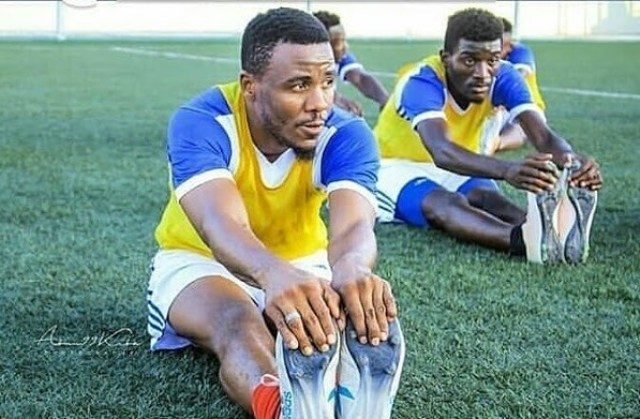 Ali Kiba (L) training